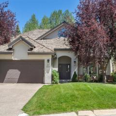 Luxury Home 300 Meters from Arrow Bahn Lift, 6 Bedrooms with 4 Kings, Game Room