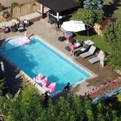 Farmhouse Retreat with Hot Tub, Pool, Horses, Games Room, Free Car Park, Only 45 min from Oxford Circus