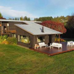 Stunning panoramic Lakeview , spa pool & privacy