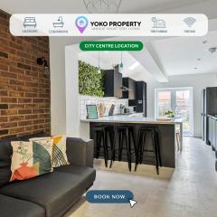 Stylish 5 Bedroom 5 Bathroom House Sleeps 10 with Garden, Smart TV and Free Parking by Yoko Property