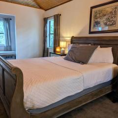 Pine Lodge w King TT Beds Hot Tub Deck Grill