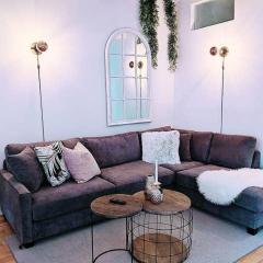 Large 5 Bedroom City Escape with Balcony and Room for 14