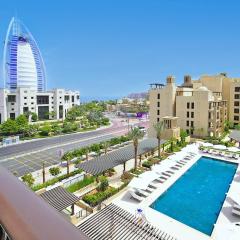 Luxury 2BR Apartment with Iconic Burj Al Arab View from the Swimming Pool