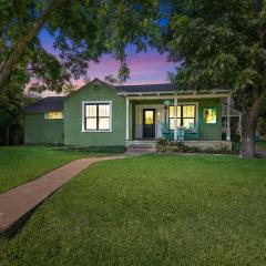 Clover Haus 2 Blks to Main St with Pool and Spa!