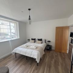 Modern Seaside Flat - Walk to Torquay Beach