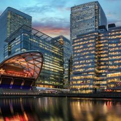 Riverside 1-Bed Flat with Balcony in Canary Wharf Autumn