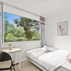 Homely Queen Room Stay - Easy Access in Pymble - Shared Bathroom