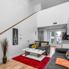 Chic 1 Bedroom Loft with Balcony Hollywood Sign View Free Gated Parking Full Kitchen