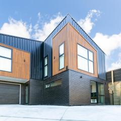 Modern 1 Bed Smart Flat in Upper Hutt with Full Kitchen, Parking - 5 minutes to Brewtown