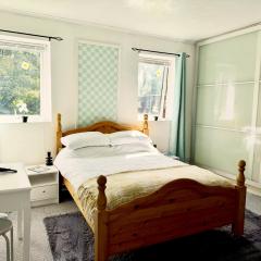 No23 - Bright & spacious 2nd floor flat - PET friendly - Noon check out