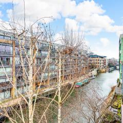 Stylish London Apt with Free Parking and Canal Views