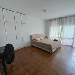 Quarto com Banheiro e Varanda Privados 150m do Mar 4