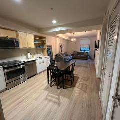 1BR in Hollywood w patio & parking!!