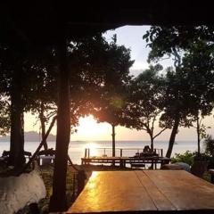 Moonshine Phayam beach resort & restaurant