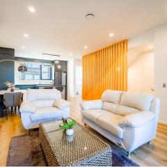 4 Bedrooms Modern Coastal Retreat Near Devonport