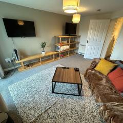 Spacious 2-Bedroom Flat Near Shops & Transport