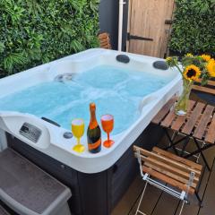 JUNGLE HOT TUB, games room, near eateries, micro brewery, pubs, beauty salons and boutique shops, Argyle, free Netflix, in the heart of Plymouth - Dogs welcome - Hosted by Absolute Accommodation Plymouth