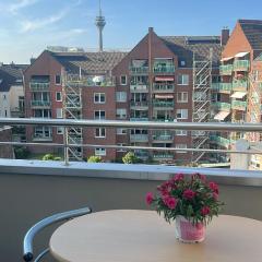 Zwei Zimmerwohnung, Balkon mit Blick auf den Rheinturm