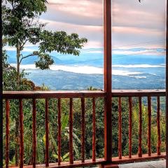 Country cabin with panoramic view among clouds - cabaña refugio entre nubes