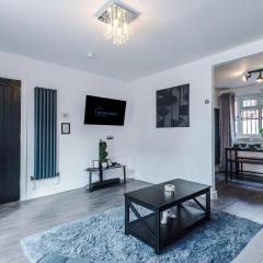 3BR Salford Home Sleeps 7 Kitchen Parking