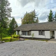 Kodikas talo lammen rannalla