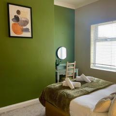 3-Bed Home Close to City Centre, Stadium & Baltic