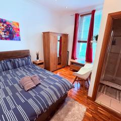 Superb affordable and very well located 3 bed flat for 6 people in Chelsea Zone 1