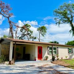 Relaxing 2 bed Siesta Key bungalow minutes from the beach