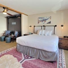 Top Floor Studio with Pool Hot Tub ski in-out