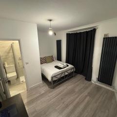 38LYW Large Ensuite Room - Stratford, London