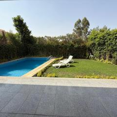 فيلا مع حمام سباحه وحديقه 0306-888-0106