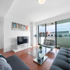 Tranquil 2 BR Apt with Parking & Darling Harbour-10mins