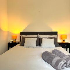 Brand-new flat, King Bed, Sofa Bed with full kitchen, Wi-Fi, self check-in Central location near everything