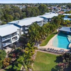 Large Pool Newly Renovated Apartment Walk to Whale watching and beaches
