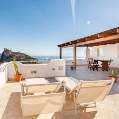 Mansarda con terrazza davanti castello aragonese