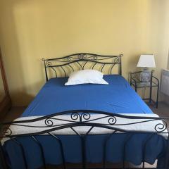 Chambre à l'étage 1 personne , salle de bains au rez de chaussée