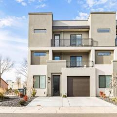 Spacious 5BR Resort Waterpark Access Sleeps 16