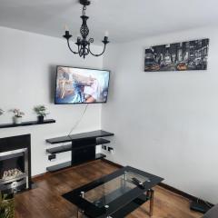 Modern 3 Bed Free Parking 10 mins walk to station