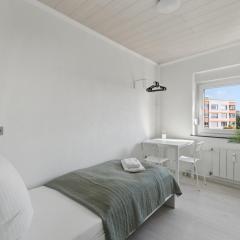 CREW BEDS - APARTMENT in Wolfsburg for 7 People - 75m2, 3x Bedroom, 7x Single Bed, Free Coffee, WiFi & Parking - 24h CHECK IN #WOB03