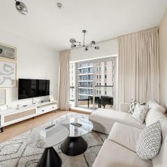 Stylish 1BR in Dubai Marina with Balcony, Pool & Walk to Beach