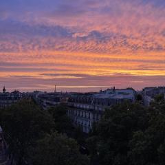 Eiffel Tower View Apartment
