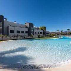 Luxury 3 BR Apartment with Terrace, pool & gym