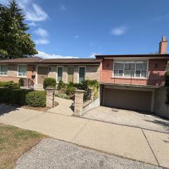 9mins airport 1 min to shopping mall