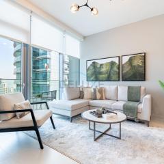 Panoramic High-Floor 1BR Overlooking Yachts and Dubai Water Canal, Moments from JBR Beach, LIV MarinaMarine Transport, and Skydive Dubai, LIV Marina, Dubai Marina by Deluxe Holiday Homes
