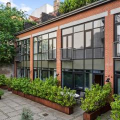 Townhouse with private Terrace- 5-minute walk from Tivoli