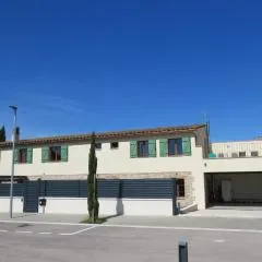 Escape to a Spacious Retreat with Jacuzzi & BBQ