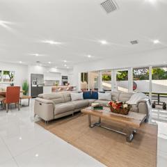 Family Retreat Pool, Games and Private Apartment L79