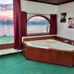 Riverfront 2 bdrm Jacuzzi Cabin with Sunset Balcony