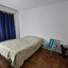 Quarto em apartamento com vida a pé no BOM FIM