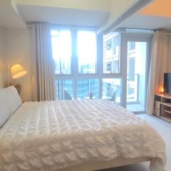 Cosy BGC Uptown Parksuites with Nice Balcony City View and Ultra Fast Internet 300mbps